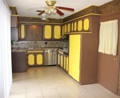 Welcome to this well-maintained, one-owner home offering three on Silverhorn Golf Club in Oklahoma - for sale on GolfHomes.com, golf home, golf lot