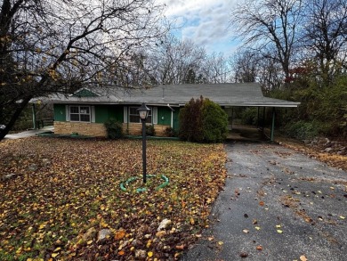 Roomy--over 1500 sq. ft.-- 2 bedroom 2 bath home with 2 carports on Cherokee Village North Course in Arkansas - for sale on GolfHomes.com, golf home, golf lot