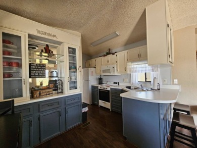 Welcome to a charming cottage-style home featuring 1 bedroom and on Viewpoint Golf Resort in Arizona - for sale on GolfHomes.com, golf home, golf lot