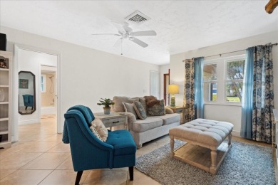This Charming South Venice POOL home is MOVE-IN-READY with on Jacaranda West Country Club in Florida - for sale on GolfHomes.com, golf home, golf lot