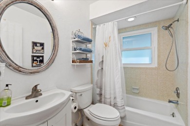 This Charming South Venice POOL home is MOVE-IN-READY with on Jacaranda West Country Club in Florida - for sale on GolfHomes.com, golf home, golf lot