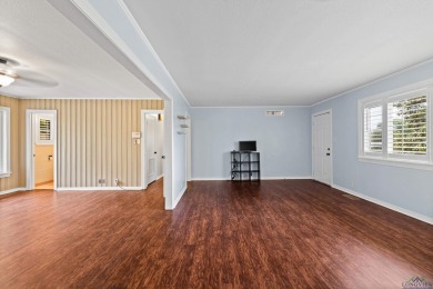 Welcome to this beautifully maintained 2-bedroom, 2-bathroom on Pinecrest Country Club in Texas - for sale on GolfHomes.com, golf home, golf lot