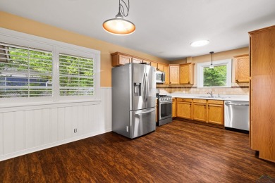 Welcome to this beautifully maintained 2-bedroom, 2-bathroom on Pinecrest Country Club in Texas - for sale on GolfHomes.com, golf home, golf lot