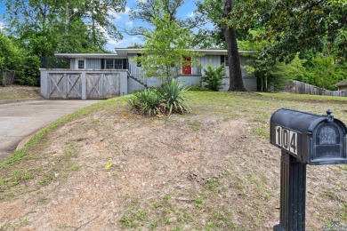 Welcome to this beautifully maintained 2-bedroom, 2-bathroom on Pinecrest Country Club in Texas - for sale on GolfHomes.com, golf home, golf lot