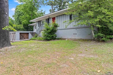 Welcome to this beautifully maintained 2-bedroom, 2-bathroom on Pinecrest Country Club in Texas - for sale on GolfHomes.com, golf home, golf lot