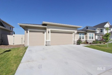 Experience refined Idaho living in this stunning 3-bed, 2-bath on Hunters Point Golf Club in Idaho - for sale on GolfHomes.com, golf home, golf lot