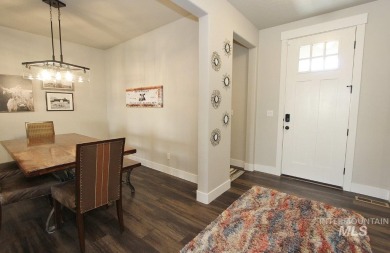 Experience refined Idaho living in this stunning 3-bed, 2-bath on Hunters Point Golf Club in Idaho - for sale on GolfHomes.com, golf home, golf lot