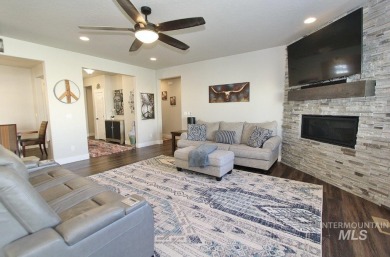 Experience refined Idaho living in this stunning 3-bed, 2-bath on Hunters Point Golf Club in Idaho - for sale on GolfHomes.com, golf home, golf lot