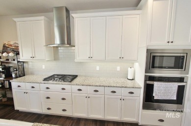Experience refined Idaho living in this stunning 3-bed, 2-bath on Hunters Point Golf Club in Idaho - for sale on GolfHomes.com, golf home, golf lot