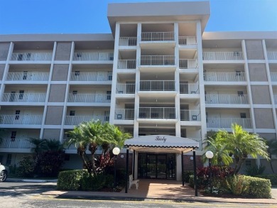 Updated 2/2 on Palm Aire Golf and Country Club. All waterproof on Palm-Aire Country Club and Resort - The Oaks in Florida - for sale on GolfHomes.com, golf home, golf lot