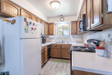 Welcome to this ground-level condo in the desirable Del Mar on Lake Redding Golf Course in California - for sale on GolfHomes.com, golf home, golf lot