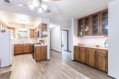 Welcome to this ground-level condo in the desirable Del Mar on Lake Redding Golf Course in California - for sale on GolfHomes.com, golf home, golf lot