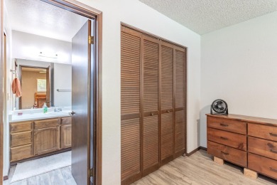 Welcome to this ground-level condo in the desirable Del Mar on Lake Redding Golf Course in California - for sale on GolfHomes.com, golf home, golf lot