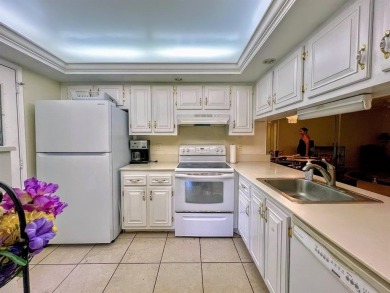 Lovely light  bright 2 bedroom / 2 bathroom corner unit in the on Wynmoor Golf Course in Florida - for sale on GolfHomes.com, golf home, golf lot