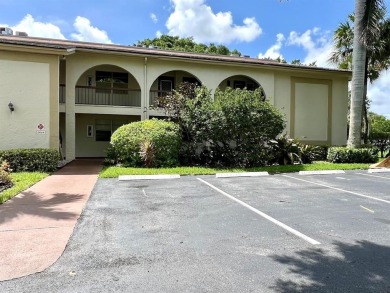 Lovely light  bright 2 bedroom / 2 bathroom corner unit in the on Wynmoor Golf Course in Florida - for sale on GolfHomes.com, golf home, golf lot