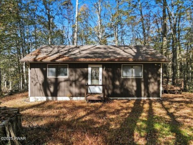 Dreaming of a Pocono escape without the hefty price tag? This on The Hideout Golf in Pennsylvania - for sale on GolfHomes.com, golf home, golf lot
