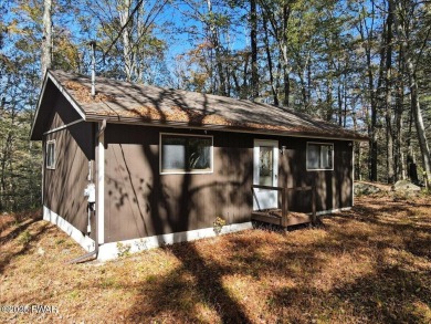 Dreaming of a Pocono escape without the hefty price tag? This on The Hideout Golf in Pennsylvania - for sale on GolfHomes.com, golf home, golf lot