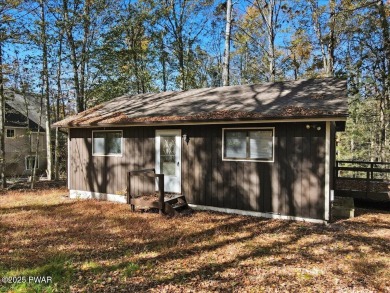 Dreaming of a Pocono escape without the hefty price tag? This on The Hideout Golf in Pennsylvania - for sale on GolfHomes.com, golf home, golf lot