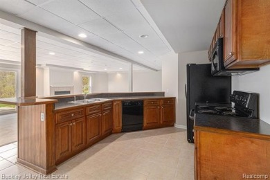 Stunning ranch condo in the Villas of Oceola.  Immediate on Chemung Hills Golf Club in Michigan - for sale on GolfHomes.com, golf home, golf lot
