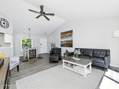 Gorgeous, Bright & Move-In Ready Condo in Butterfield Manor! on Village Links of Glen Ellyn in Illinois - for sale on GolfHomes.com, golf home, golf lot
