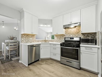 Gorgeous, Bright & Move-In Ready Condo in Butterfield Manor! on Village Links of Glen Ellyn in Illinois - for sale on GolfHomes.com, golf home, golf lot