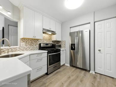 Gorgeous, Bright & Move-In Ready Condo in Butterfield Manor! on Village Links of Glen Ellyn in Illinois - for sale on GolfHomes.com, golf home, golf lot