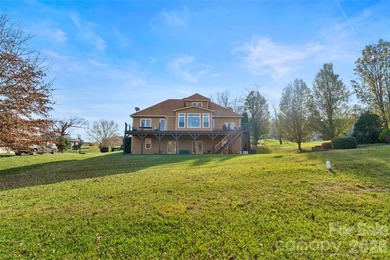 Experience the perfect blend of modern luxury and an active on High Vista Country Club in North Carolina - for sale on GolfHomes.com, golf home, golf lot