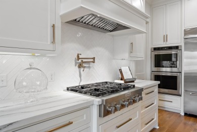 Stunning 2020-built home in Pleasant Valley offering timeless on Pleasant Valley Country Club in Arkansas - for sale on GolfHomes.com, golf home, golf lot