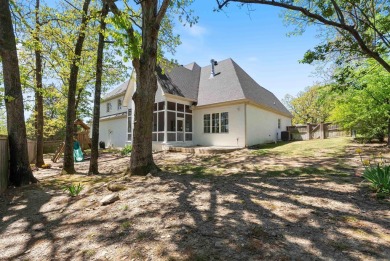 Stunning 2020-built home in Pleasant Valley offering timeless on Pleasant Valley Country Club in Arkansas - for sale on GolfHomes.com, golf home, golf lot