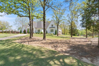 Stunning 2020-built home in Pleasant Valley offering timeless on Pleasant Valley Country Club in Arkansas - for sale on GolfHomes.com, golf home, golf lot