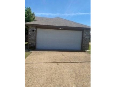 Well Maintained Town Home, next to the Mesquite Golf Course on Mesquite Municipal Golf Course in Texas - for sale on GolfHomes.com, golf home, golf lot