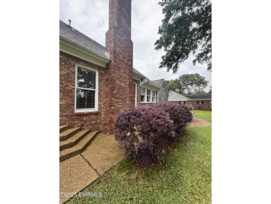 Extremely spacious family home directly on briarwood golf course on Briarwood Country Club in Mississippi - for sale on GolfHomes.com, golf home, golf lot