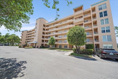Highly sought after, rarely available, end unit features a 2/2 on Pinebrook/Ironwood Golf Course in Florida - for sale on GolfHomes.com, golf home, golf lot