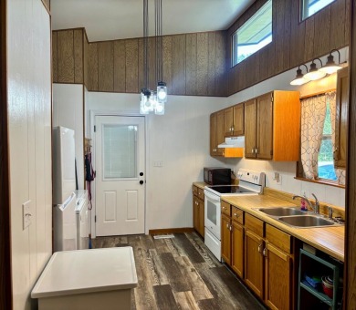 NEW LISTING!! This residence offers diverse possibilities on Cherokee Village South Course in Arkansas - for sale on GolfHomes.com, golf home, golf lot