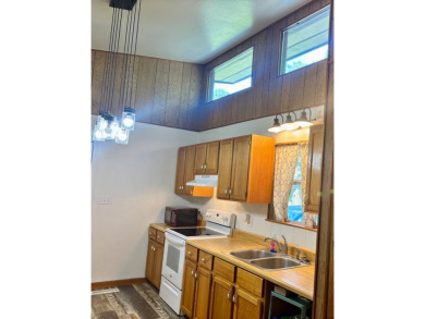 NEW LISTING!! This residence offers diverse possibilities on Cherokee Village South Course in Arkansas - for sale on GolfHomes.com, golf home, golf lot