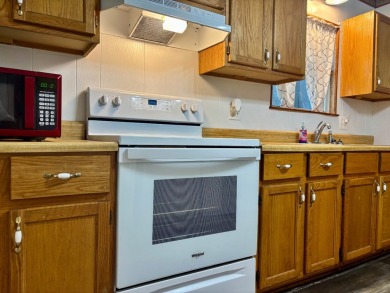 NEW LISTING!! This residence offers diverse possibilities on Cherokee Village South Course in Arkansas - for sale on GolfHomes.com, golf home, golf lot