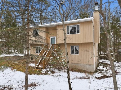 Welcome to 800 Wren Court, a charming cul-de-sac home in the on Lords Valley Country Club, Inc in Pennsylvania - for sale on GolfHomes.com, golf home, golf lot