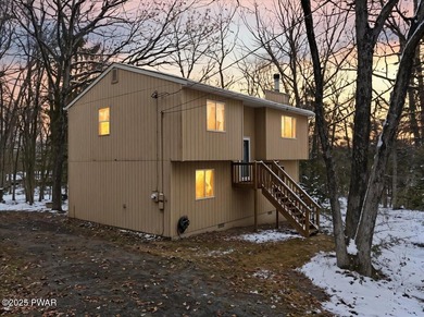 Welcome to 800 Wren Court, a charming cul-de-sac home in the on Lords Valley Country Club, Inc in Pennsylvania - for sale on GolfHomes.com, golf home, golf lot