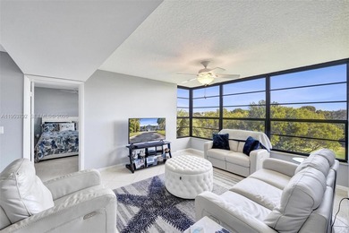 Move-in ready top-floor 2-bedroom, 2-bath condo with no on Pine Island Ridge Country Club in Florida - for sale on GolfHomes.com, golf home, golf lot