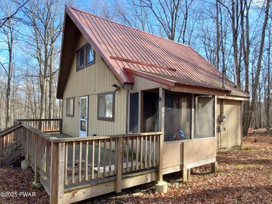 CUTE & COZY FAWN LAKE CHALET!  Features an open floor plan w/ on Forest Lake Club in Pennsylvania - for sale on GolfHomes.com, golf home, golf lot