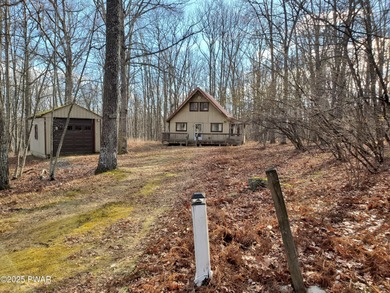 CUTE & COZY FAWN LAKE CHALET!  Features an open floor plan w/ on Forest Lake Club in Pennsylvania - for sale on GolfHomes.com, golf home, golf lot