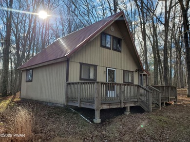 CUTE & COZY FAWN LAKE CHALET!  Features an open floor plan w/ on Forest Lake Club in Pennsylvania - for sale on GolfHomes.com, golf home, golf lot