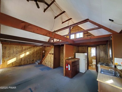 CUTE & COZY FAWN LAKE CHALET!  Features an open floor plan w/ on Forest Lake Club in Pennsylvania - for sale on GolfHomes.com, golf home, golf lot