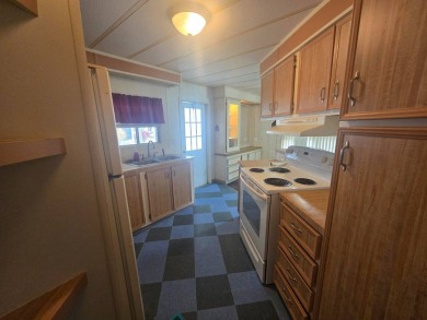 Charming & Renovated 2-Bedroom, 2-Bath Double-Wide in Vibrant on Vista Plantation Golf Club in Florida - for sale on GolfHomes.com, golf home, golf lot
