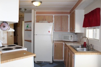 Charming & Renovated 2-Bedroom, 2-Bath Double-Wide in Vibrant on Vista Plantation Golf Club in Florida - for sale on GolfHomes.com, golf home, golf lot