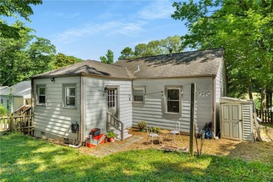 This adorable bungalow overlooks the Charlie Yates golf course on Charlie Yates Golf Course in Georgia - for sale on GolfHomes.com, golf home, golf lot