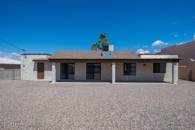 VERY clean 2-bedroom, 2-bathroom home with a versatile den! This on London Bridge Golf Course in Arizona - for sale on GolfHomes.com, golf home, golf lot