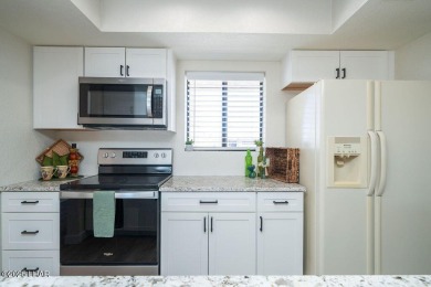 VERY clean 2-bedroom, 2-bathroom home with a versatile den! This on London Bridge Golf Course in Arizona - for sale on GolfHomes.com, golf home, golf lot