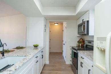 VERY clean 2-bedroom, 2-bathroom home with a versatile den! This on London Bridge Golf Course in Arizona - for sale on GolfHomes.com, golf home, golf lot