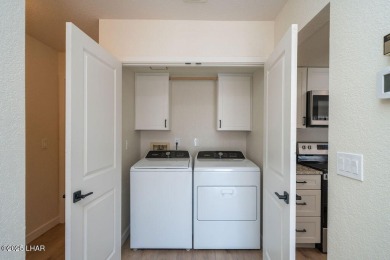 VERY clean 2-bedroom, 2-bathroom home with a versatile den! This on London Bridge Golf Course in Arizona - for sale on GolfHomes.com, golf home, golf lot